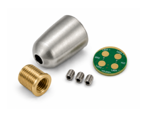 Kit conector para cámara de inspección con cuerpo metálico, placa interna, rosca dorada y pernos de fijación.