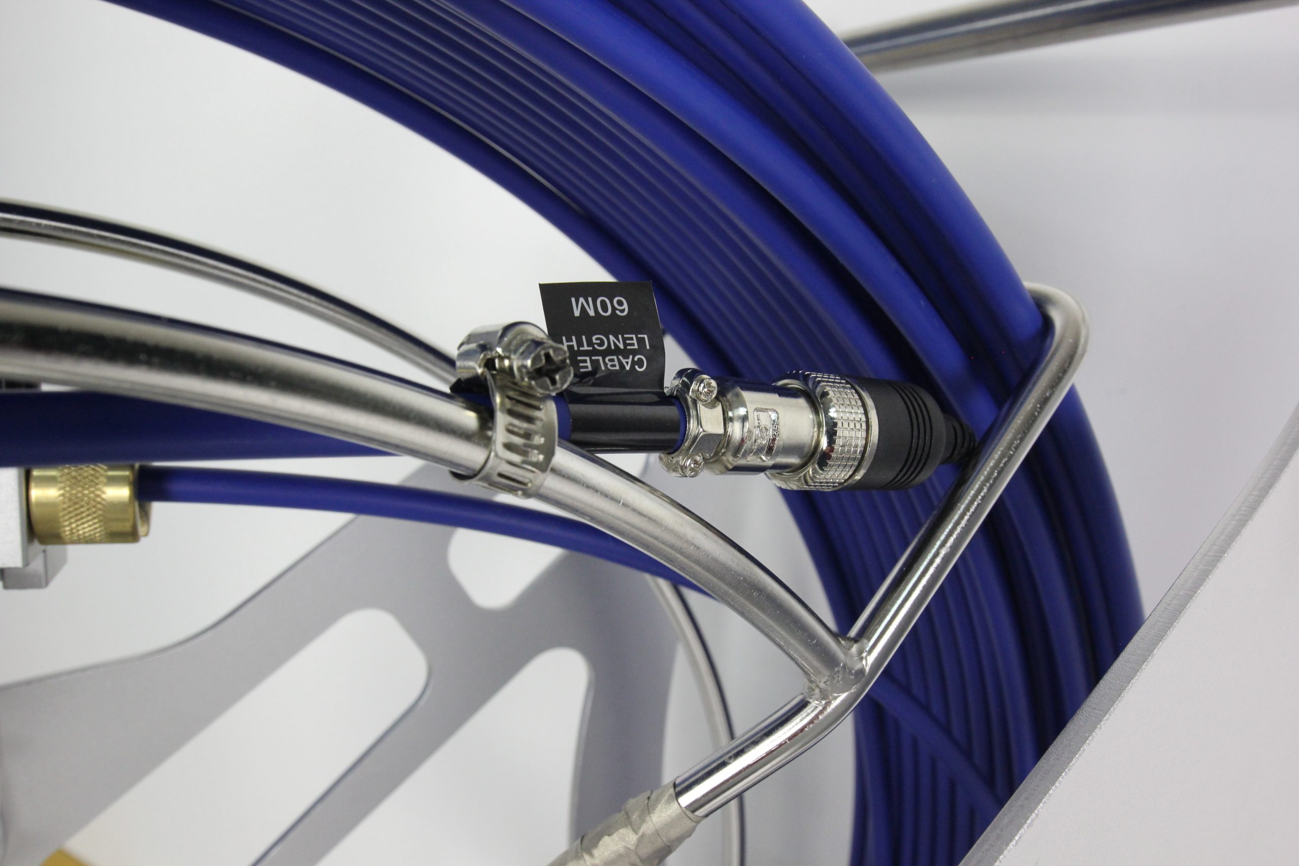 Detalle del conector instalado en el carrete de cable azul X-FH4 para Wopson WPS-FH4
