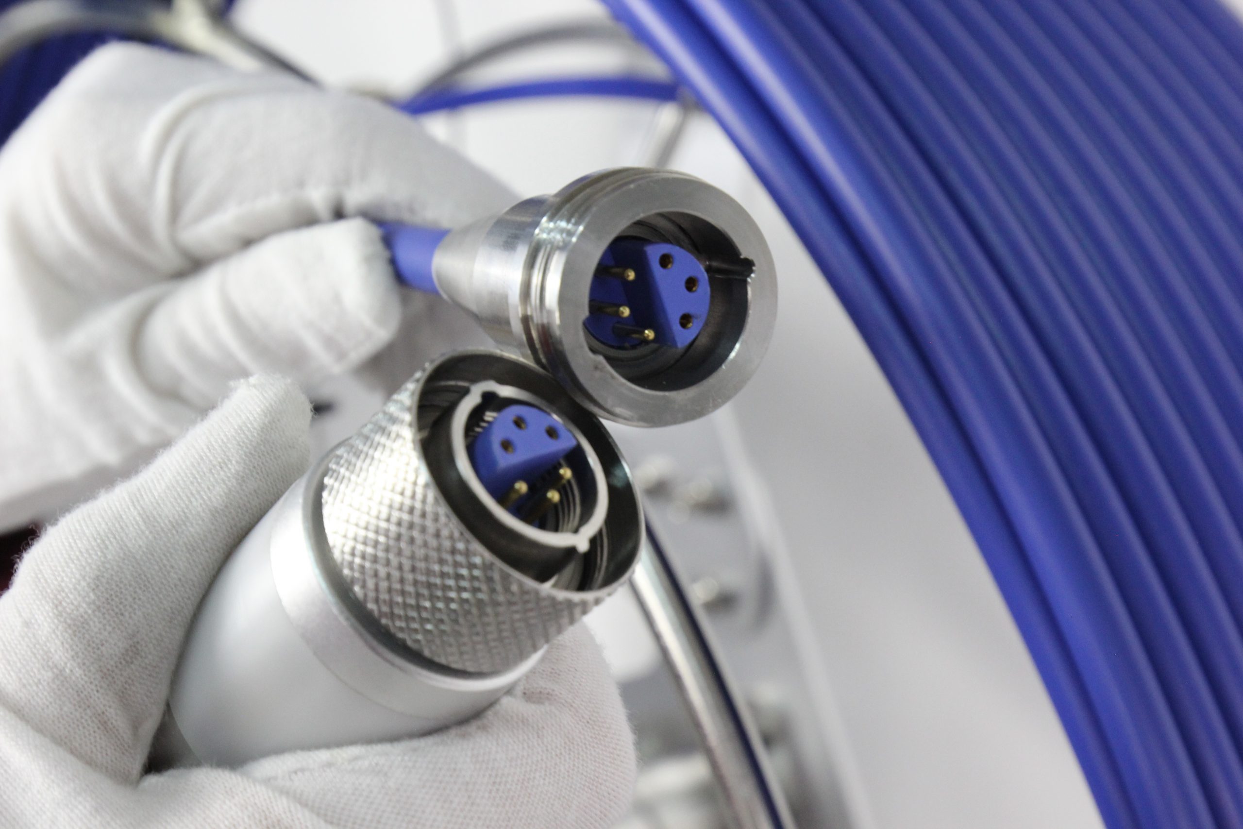 Conectores metálicos con inserto azul incluidos en el cable X-FH4 para cámara Wopson WPS-FH4
